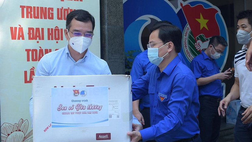 Anh Nguyễn Anh Tuấn, Bí thư thứ nhất Trung ương Đoàn cùng các tình nguyện viên xếp vật phẩm lên chuyến xe san sẻ yêu thương Anh Nguyễn Anh Tuấn, Bí thư thứ nhất Trung ương Đoàn cùng các tình nguyện viên xếp vật phẩm lên chuyến xe san sẻ yêu thương