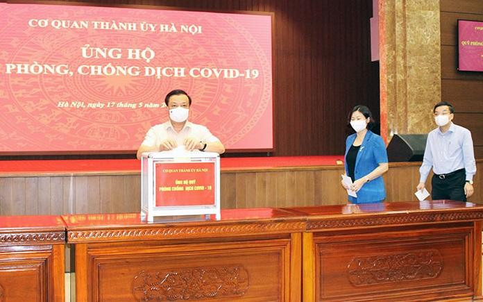 Các đồng chí lãnh đạo Thành phố Hà Nội ủng hộ Quỹ phòng, chống dịch Covid-19