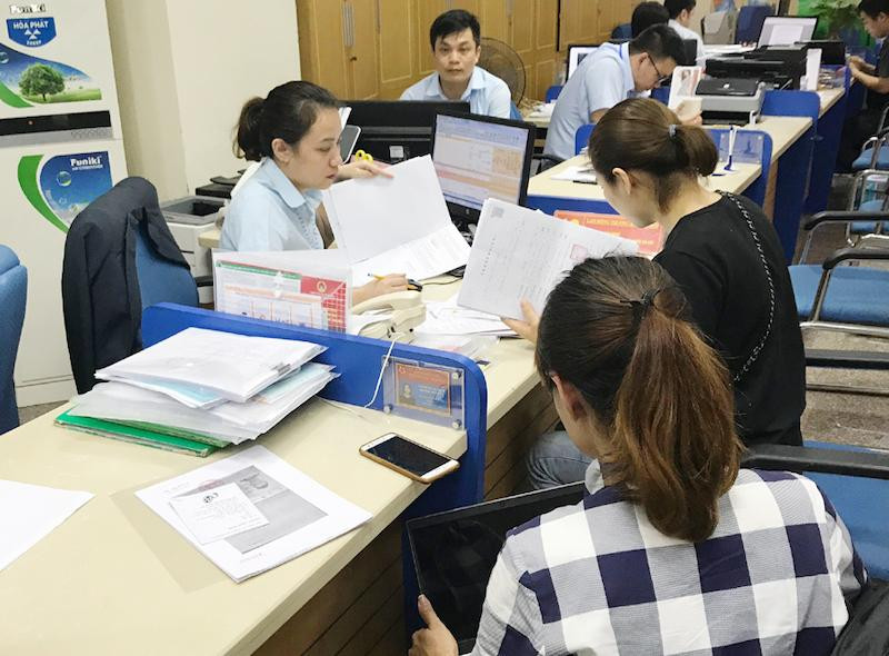Cán bộ Sở LĐ-TB&amp;XH hướng dẫn người dân giải quyết thủ tục hành chính