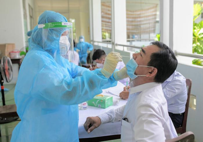 Nhân viên y tế lấy mẫu xét nghiệm Covid-19 Nhân viên y tế lấy mẫu xét nghiệm Covid-19