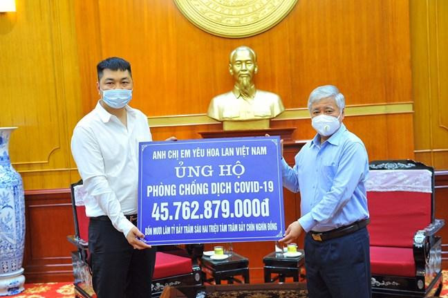 Đại diện nhóm trao tặng số tiền ủng hộ trên 45,7 tỉ đồng