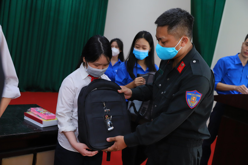 Những phần quà thiết thực được trao tận tay để giúp các em khó khăn tiếp tục học tập