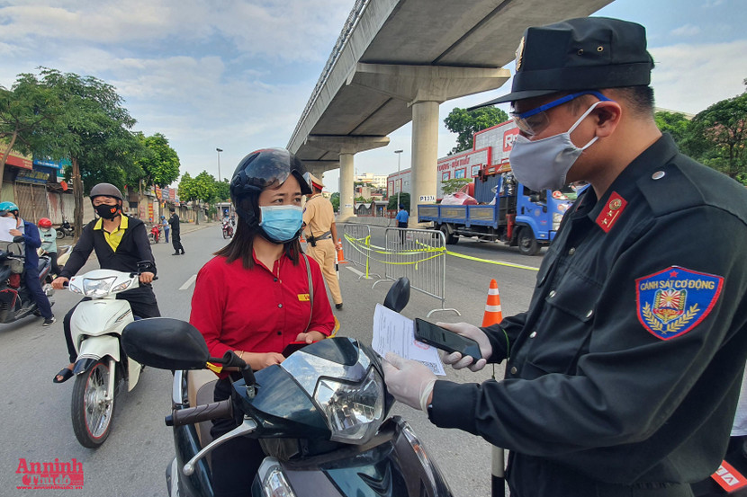 CATP Hà Nội kiểm tra giấy đi đường bằng quét QR code ở chốt kiểm soát ra vào vùng đỏ sáng 8/9