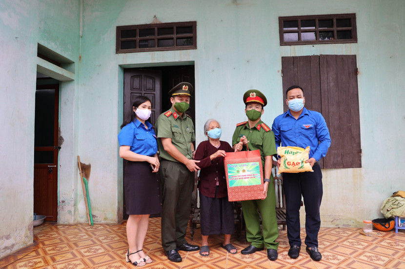 Những phần quà thiết thực nghĩa tình được trao tận tay người dân