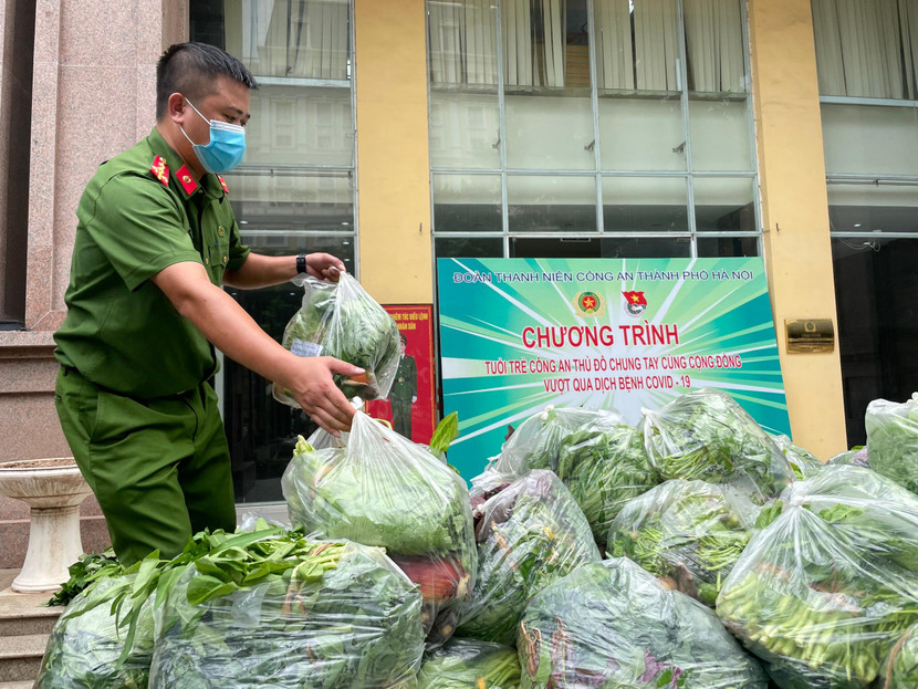 Công an Thủ đô vận chuyển từng túi rau xuống địa bàn tặng người dân khó khăn