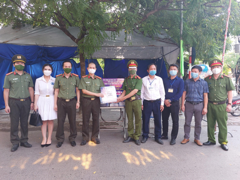 Những phần quà đoàn công tác trao tới các cán bộ chiến sĩ tại chốt kiểm soát dịch trên địa bàn quận Bắc Từ Liêm