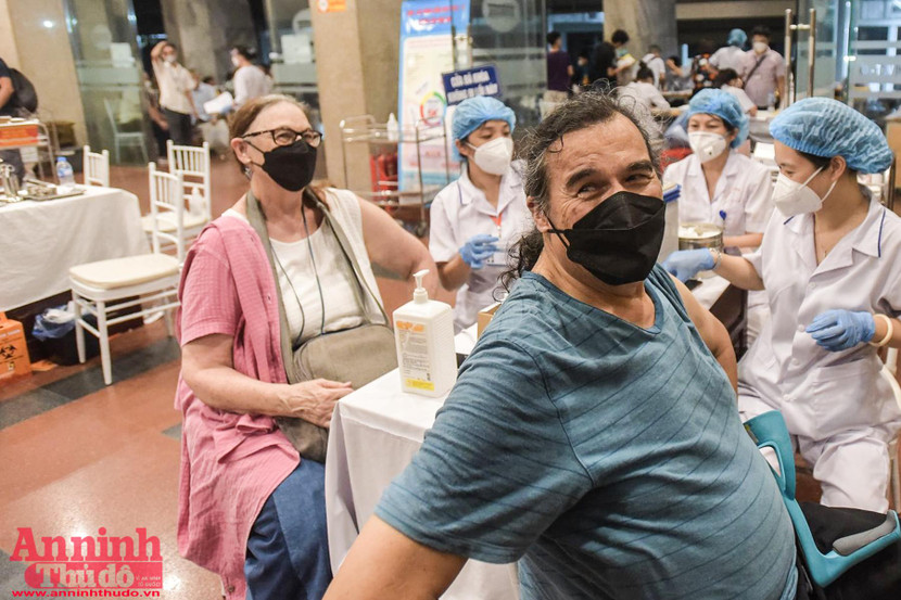 Ông Hohn Reilly và bà Nina McCoy rất vui, tin tưởng khi được tiêm vaccine phòng Covid-19 ở Hà Nội Ông Hohn Reilly và bà Nina McCoy rất vui, tin tưởng khi được tiêm vaccine phòng Covid-19 ở Hà Nội