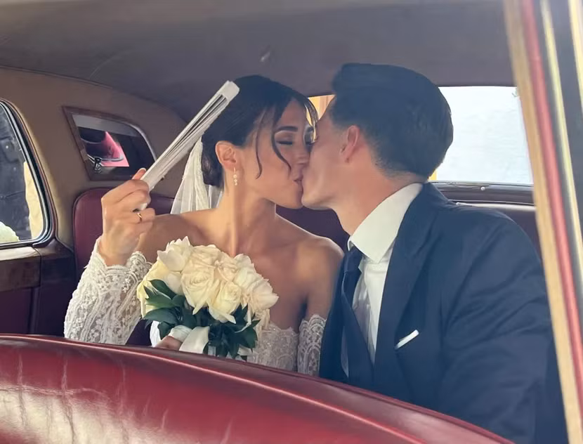Kepa trao cho vợ nụ hôn nồng cháy
