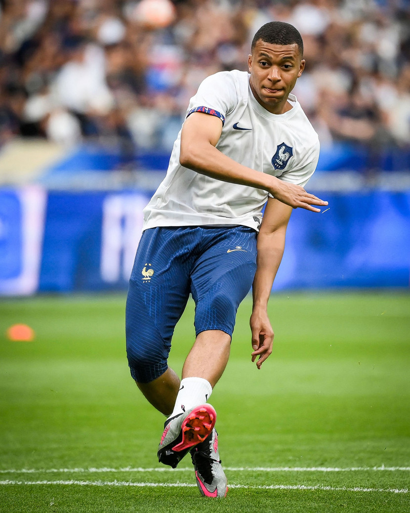 Mbappe trong trang phục của ĐT nữ Pháp Mbappe trong trang phục của ĐT nữ Pháp