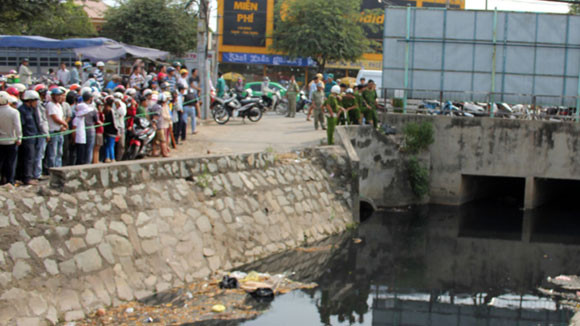 Phát hiện cánh tay người còn dính máu dưới kênh ảnh 1