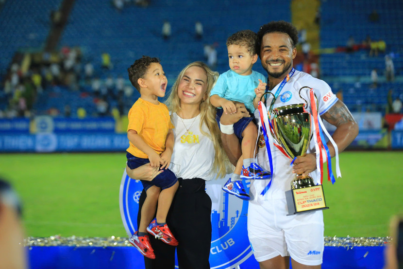 Rafaelson hạnh phúc bên vợ con và Siêu cúp quốc gia
