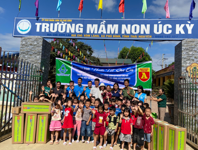 Cô trò trường mầm non Úc Kỳ xúc động khi được trao tặng những món quà thiết thực