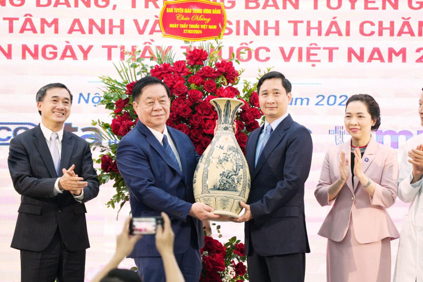 Ban Tuyên giáo Trung ương tặng quà lưu niệm cho hệ sinh thái Bệnh viện Tâm Anh, Hệ thống tiêm chủng VNVC và Công ty Dược phẩm ECO