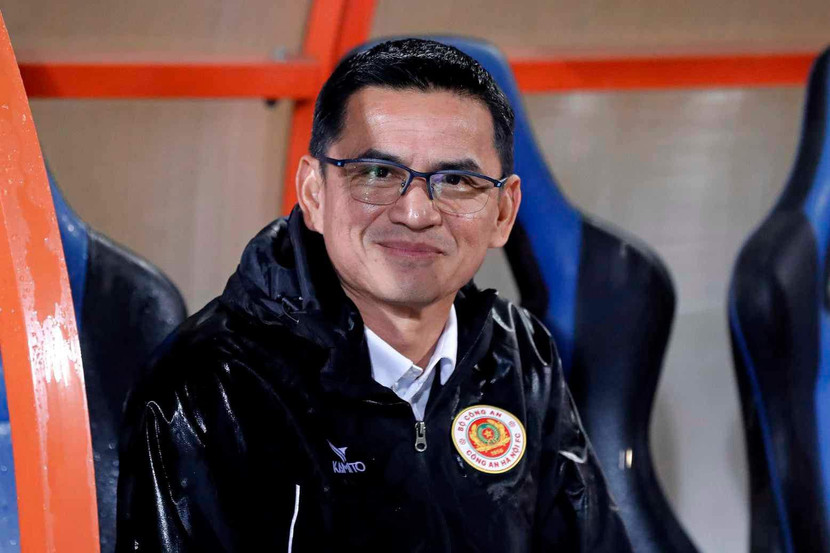 HLV Kiatisak từ chức khỏi CLB Công an Hà Nội vì lý do gia đình