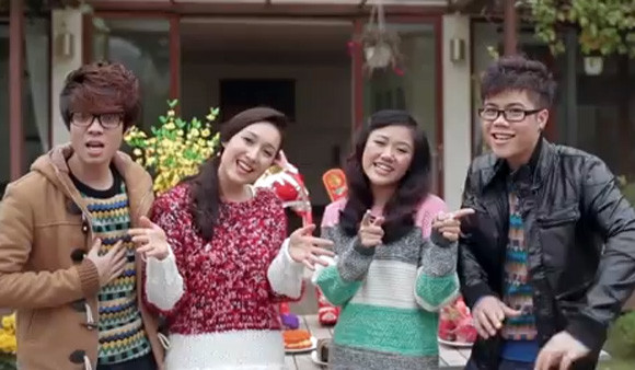 Bùi Anh Tuấn kết hợp với hai người đẹp ảnh 1