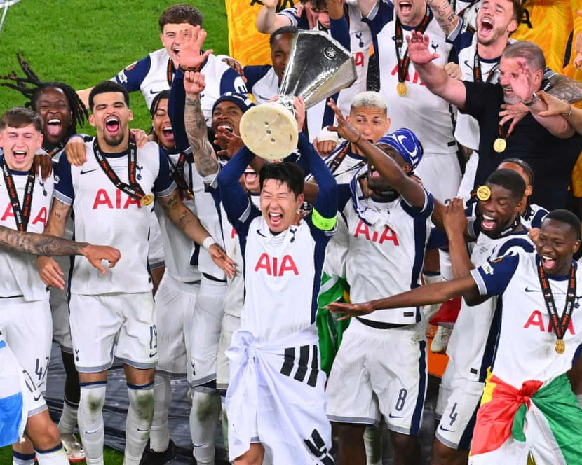 Son Heung-min phấn khích nâng cao cúp Europa League cùng đồng đội