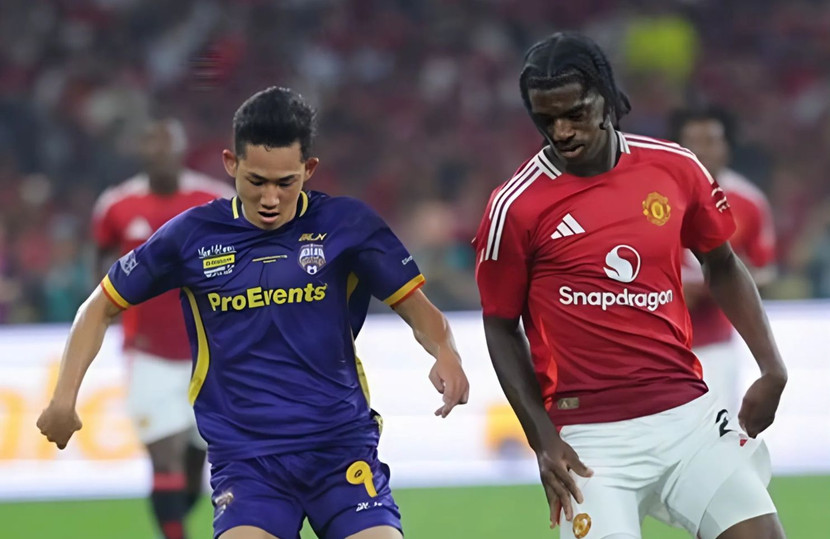 Hai Long (trái) thi đấu ấn tượng trước MU