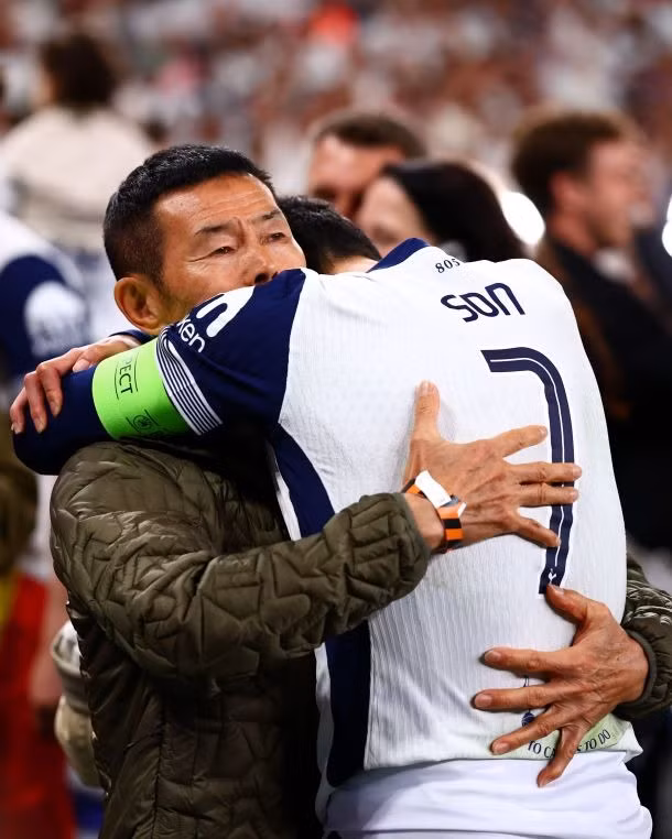 Son ôm người cha nghiêm khắc giúp anh có ngày hôm nay