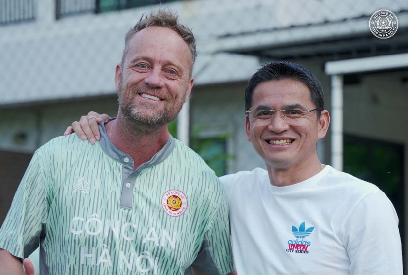 HLV Kiatisak (phải) rạng rỡ bên HLV Mano Polking HLV Kiatisak (phải) rạng rỡ bên HLV Mano Polking