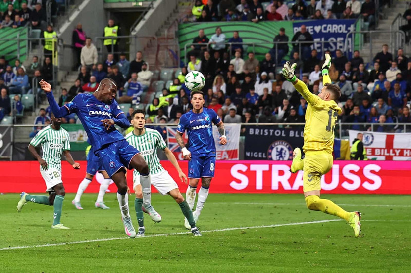 Chelsea vùng lên mạnh mẽ cuối hiệp 2