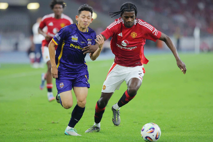 Hai Long (trái) thi tài cùng các cầu thủ MU (Ảnh: VNN)