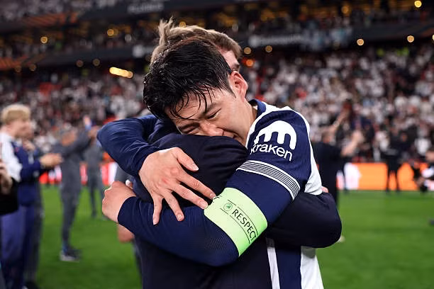 Son Heung-min khóc nức nở