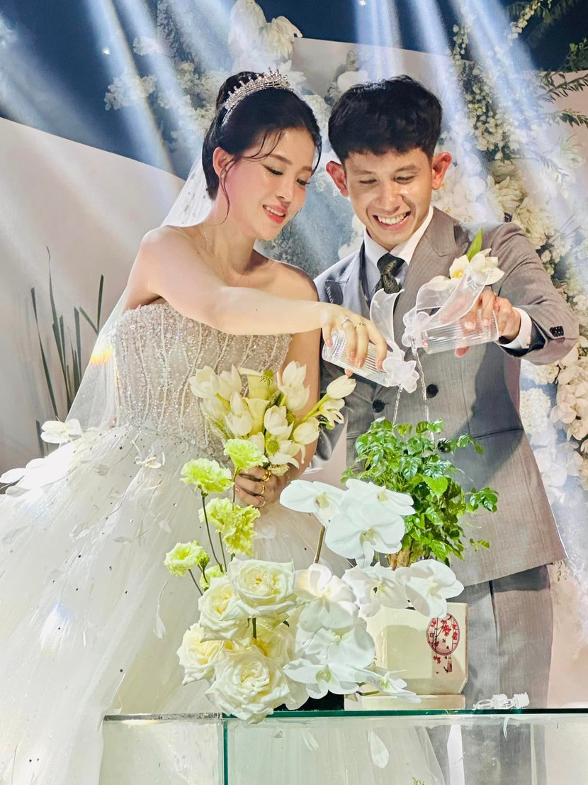 Hồng Duy hạnh phúc bên vợ trong ngày cưới