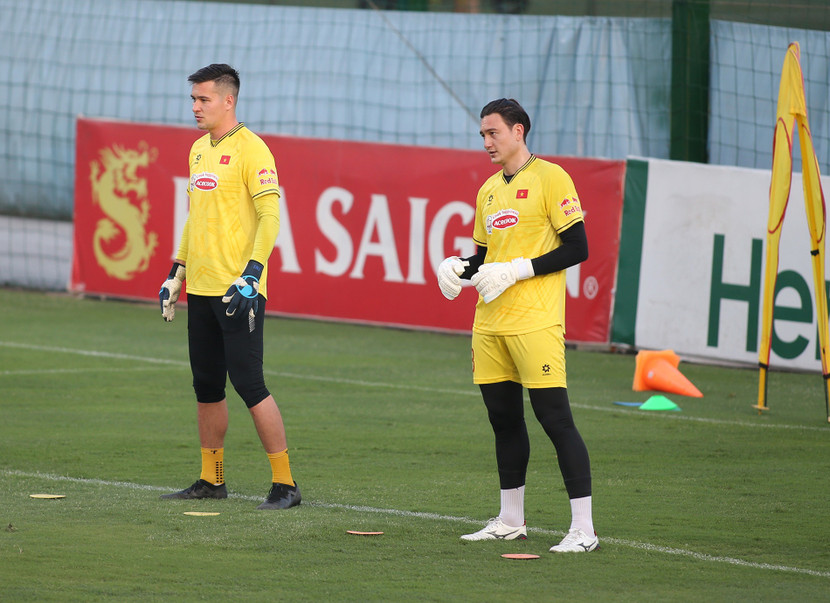 Đặng Văn Lâm (phải) và Nguyễn Filip ở ĐT Việt Nam