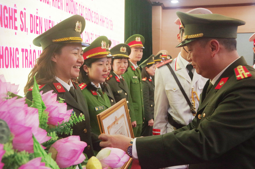 Đại tá Phạm Thanh Hùng, Phó Bí thư Đảng ủy, Phó Giám đốc CATP tặng bằng khen của Giám đốc CATP cho các vận động viên có thành tích xuất sắc