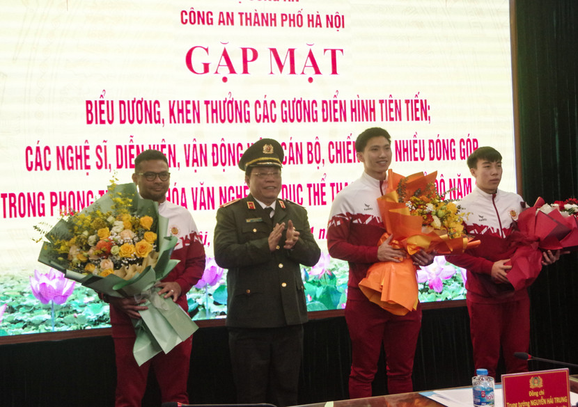 Trung tướng Nguyễn Hải Trung, Giám đốc CATP Hà Nội tặng hoa chúc mừng HLV và cầu thủ CLB Bóng đá Công an Hà Nội