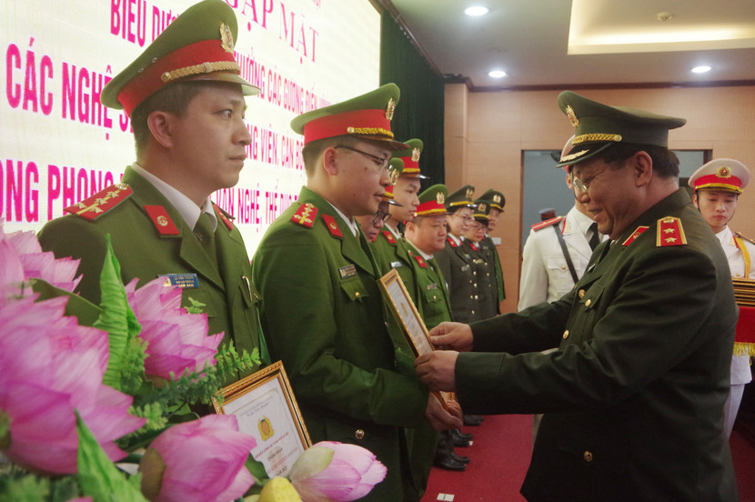 Trung tướng Nguyễn Hải Trung tặng giấy khen các tấm gương tiêu biểu, có thành tích xuất sắc