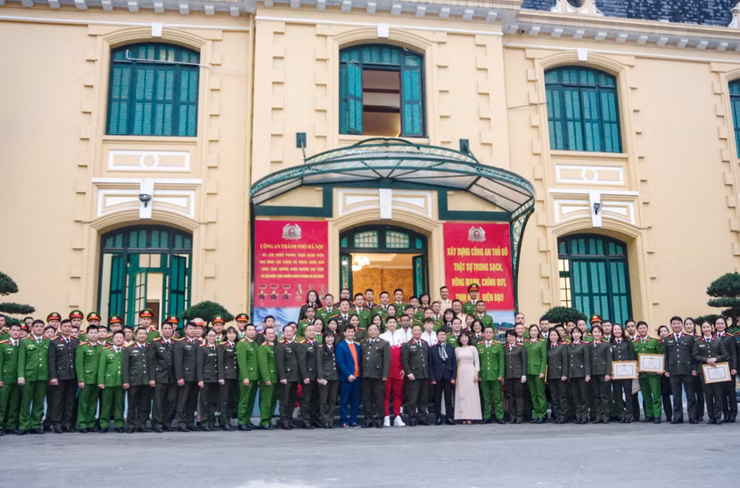 Giám đốc CATP Hà Nội cùng 130 gương tiêu biểu có thành tích xuất sắc Giám đốc CATP Hà Nội cùng 130 gương tiêu biểu có thành tích xuất sắc