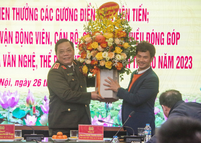 Trung tướng Nguyễn Hải Trung, Giám đốc CATP Hà Nội tặng hoa chúc mừng NSND Xuân Bắc