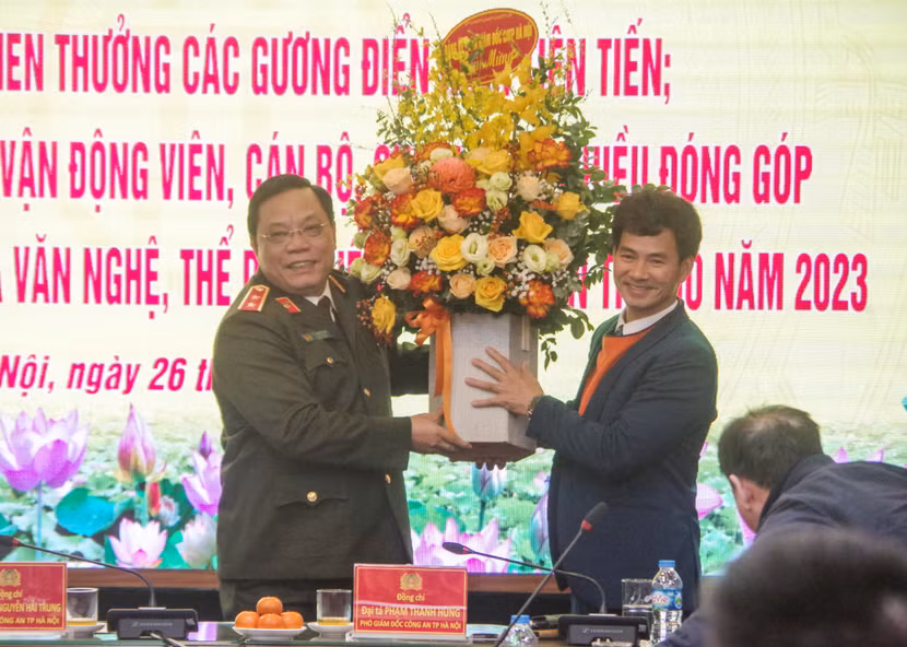 Trung tướng Nguyễn Hải Trung, Giám đốc CATP Hà Nội tặng hoa chúc mừng NSND Xuân Bắc Trung tướng Nguyễn Hải Trung, Giám đốc CATP Hà Nội tặng hoa chúc mừng NSND Xuân Bắc