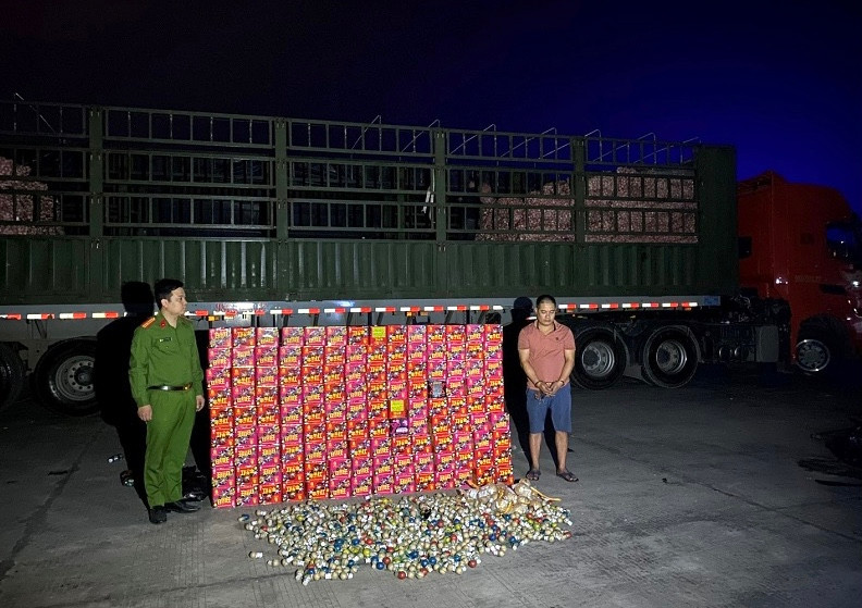 Đối tượng Lương Ngọc Tùng cùng tang vật 458 hộp pháo và 980 quả pháo lựu đạn do Trung Quốc sản xuất