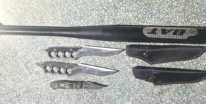 Hung khí nguy hiểm thu giữ tại tiệm cầm đồ của các đối tượng Hung khí nguy hiểm thu giữ tại tiệm cầm đồ của các đối tượng