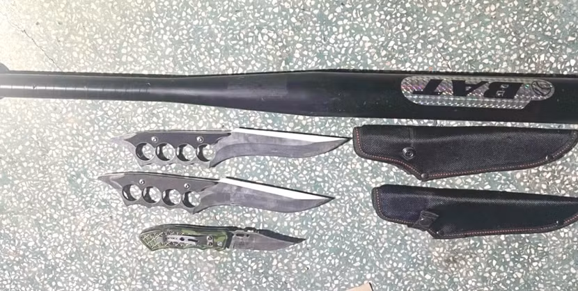 Hung khí nguy hiểm thu giữ tại tiệm cầm đồ của các đối tượng