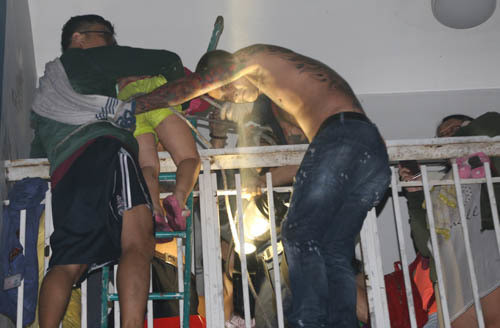 Người dân tìm cách thoát nạn ra bên ngoài