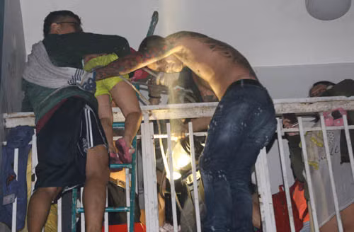 Người dân tìm cách thoát nạn ra bên ngoài Người dân tìm cách thoát nạn ra bên ngoài