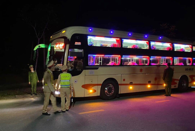 Lực lượng chức năng rà soát toàn bộ các phương tiện giao thông