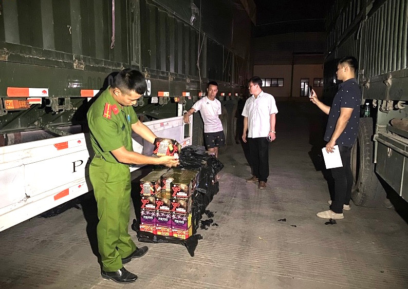 Lực lượng chức năng tỉnh Lạng Sơn liên tiếp phát hiện các xe tải giấu pháo rất tính vi