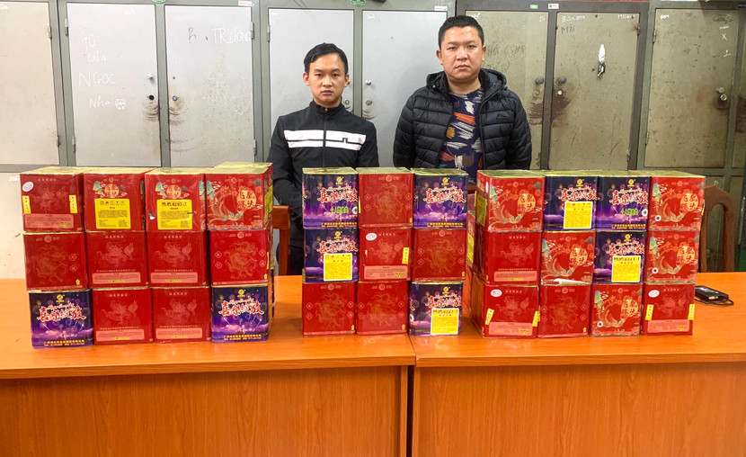 Hai đối tượng cùng tang vật pháo hoa nổ