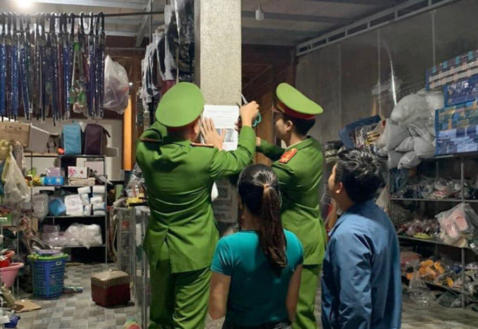 Dán tờ rơi truy nã 2 đối tượng trốn trại giam