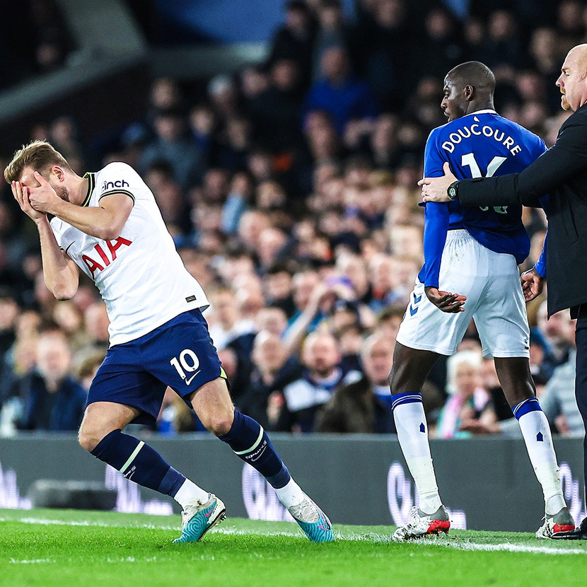 Kane tỏ ra đau đớn sau khi bị Doucoure vung tay vào mặt Kane tỏ ra đau đớn sau khi bị Doucoure vung tay vào mặt