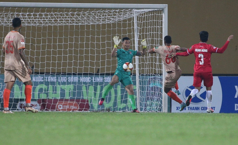 Gustavo mở tỉ số cho CAHN Gustavo mở tỉ số cho CAHN