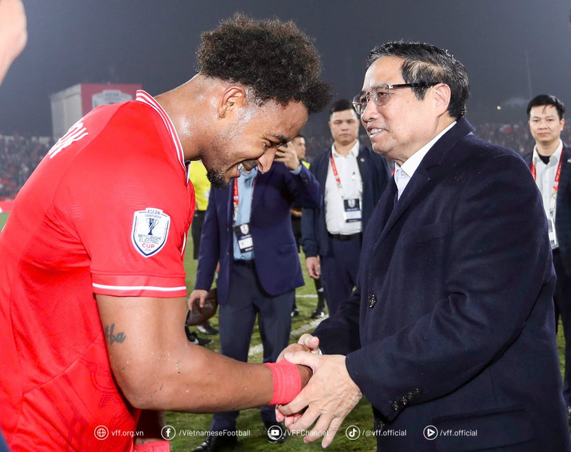 Thủ tướng Phạm Minh Chính chúc mừng tiền đạo Nguyễn Xuân Son (Ảnh: VFF)