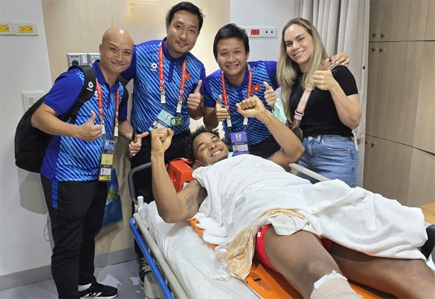 Xuân Son ăn mừng chức vô địch cùng ĐT Việt Nam trong bệnh viện Xuân Son ăn mừng chức vô địch cùng ĐT Việt Nam trong bệnh viện