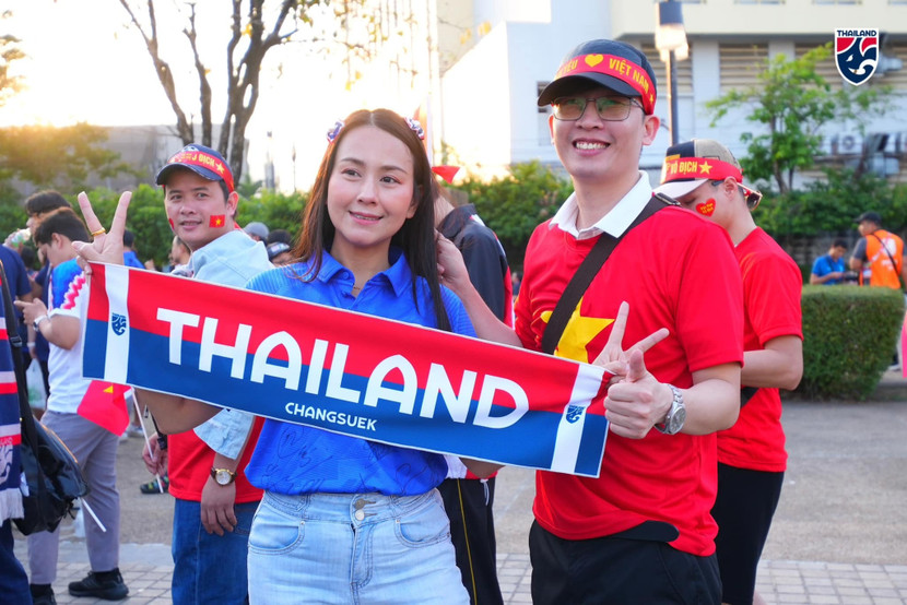 CĐV Việt Nam và Thái Lan thân thiện trước trận chung kết (Ảnh: Changsuek)