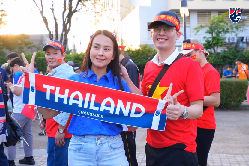 CĐV Việt Nam và Thái Lan thân thiện trước trận chung kết (Ảnh: Changsuek)