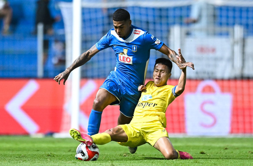 Doãn Ngọc Tân (áo vàng) trong trận đấu tối 8-1 trước BG Pathum